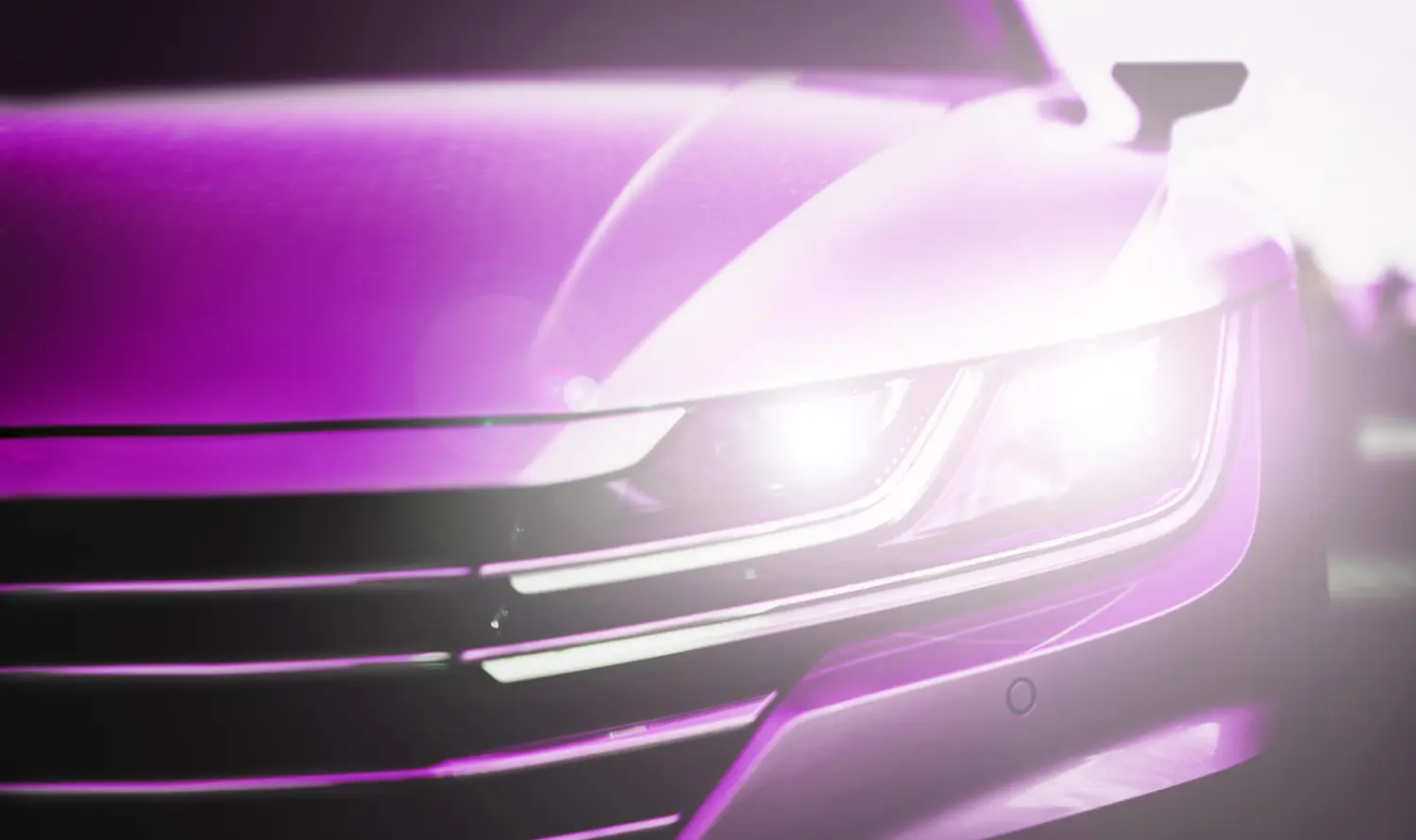 Auto, Front mit hellen Scheinwerfern in lila